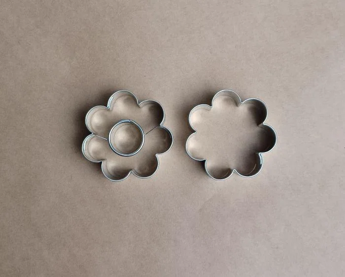 Hochwertige Holz-Ausstechformen in Blumenform für Back- und Dekorzwecke.