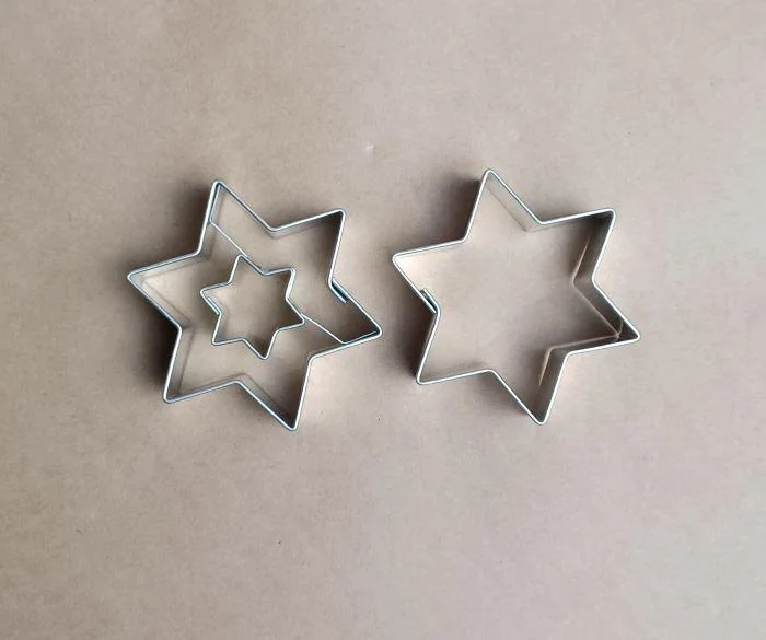 Hochwertige Stern-Ausstecher aus Metall für Back- und Keksdekorationen. Perfekt für Weihnachtsgebäck.