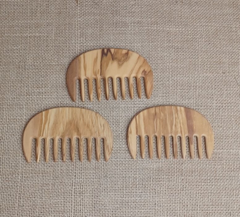 Holzhaarkämme aus handgefertigtem Holz, nachhaltige Naturprodukte, naturbelassenes Holz.