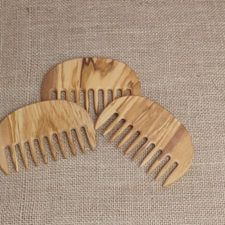 Natürliche Holzhaarbürsten aus Ischler Holz für Körperpflege und hochwertiges Handwerk.