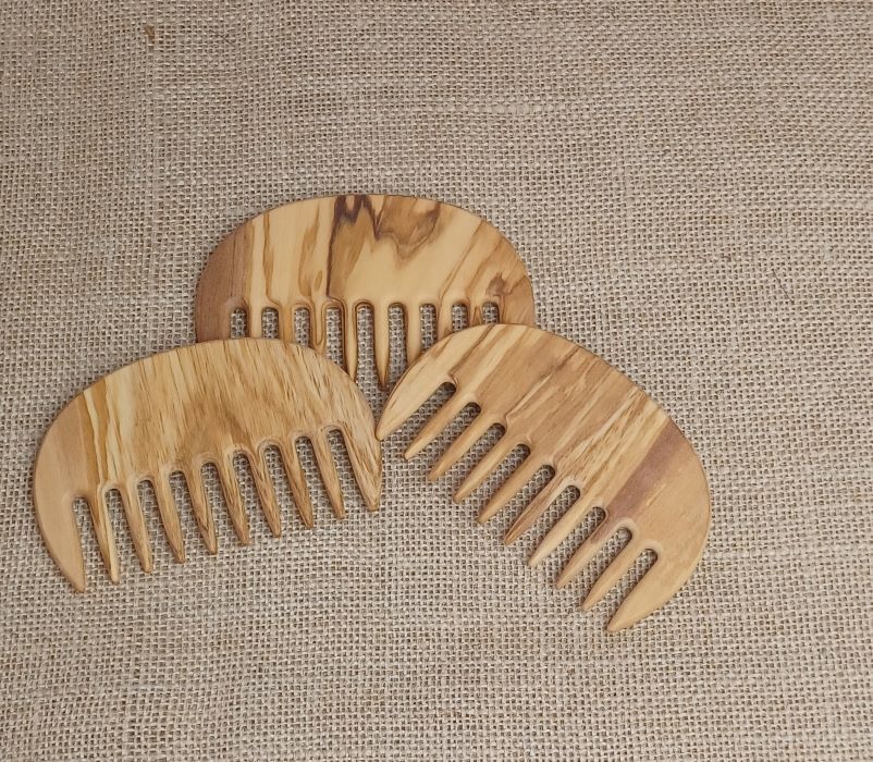 Natürliche Holzhaarbürsten aus Ischler Holz für Körperpflege und hochwertiges Handwerk.