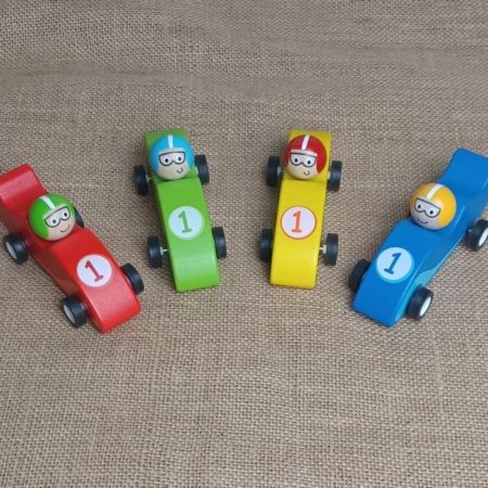 Bunte Holzautos mit lachenden Kindergesichtern, ideal für kleines Kinderzimmer oder Spielplatz.