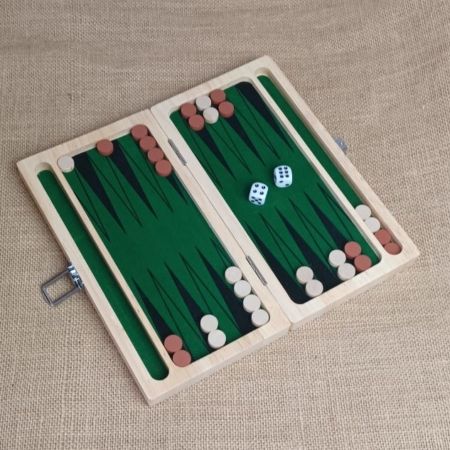 Hochwertiges Holz-Backgammonspiel in Naturholz-Optik für klassische Spieleabende.