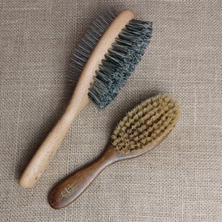 Hochwertige Holzpflegebürsten für Oberflächenreinigung.