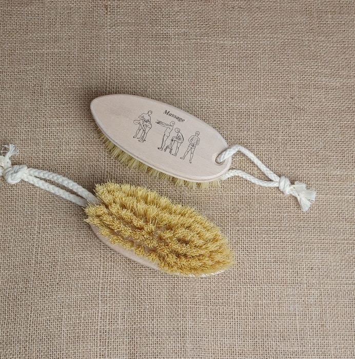 Hochwertige Massage-Bürste aus Holz mit natürlichen Borsten für die Hautpflege.