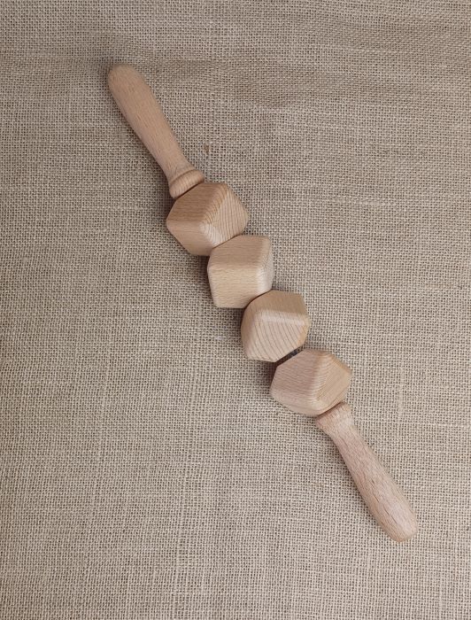 Holzspießer aus naturbelassenem Holz für kreatives Handwerk und Dekoration.