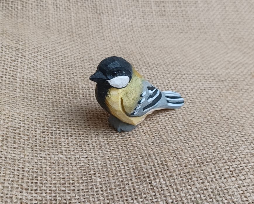 Detailsreicher handgefertigter Holzw05ge Vogel, langlebig und dekorativ.