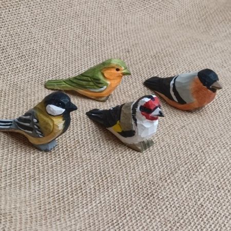 Detaillierte, handgeschnitzte Holzvögel in natürlicher Optik, perfekte Dekoration aus Ischler Holzhandwerk.