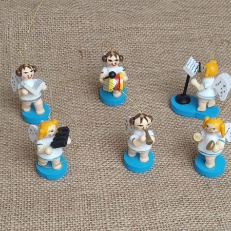 Handgeschnitzte Erzgebirge Engel Ornamente, detailreiche Holzfiguren, traditionelles Handwerk.