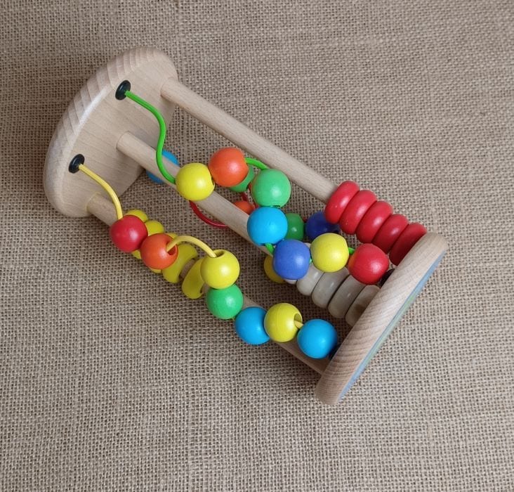 Holzspielzeug für Kinder, handgefertigt, langlebig, bunte Perlen, naturbelassen, pädagogisch wertvoll.