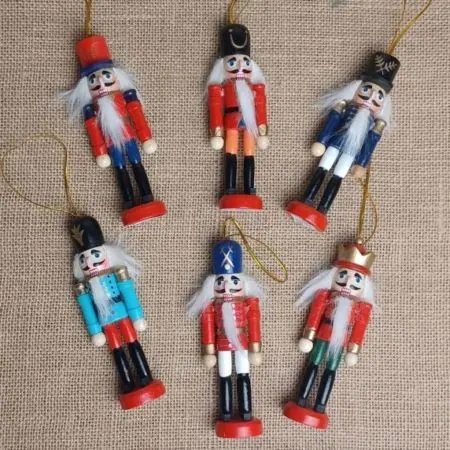 Holz-Nikolausfiguren, handgefertigt, als Weihnachtsdekoration.