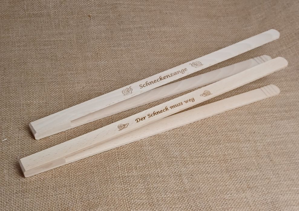 Holzstäbe mit Sprüchen für Dekoration und Handwerk.