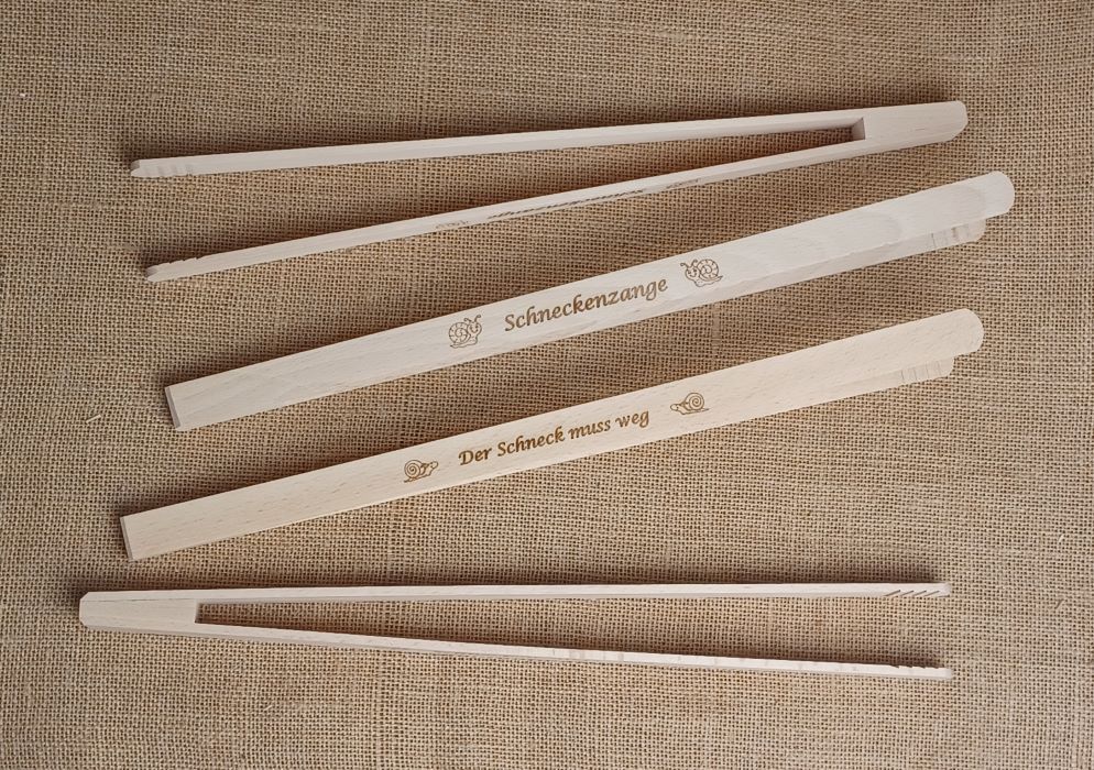 Holzspieße mit Gravur „Schneckenzange“ und „Der Schneck muss weg“ für kreative Holzarbeiten.