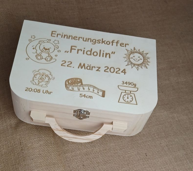 Holzbox mit Gravur für persönliche Erinnerungen, handgefertigt vom Ischler Holzhandwerk in Österreich.