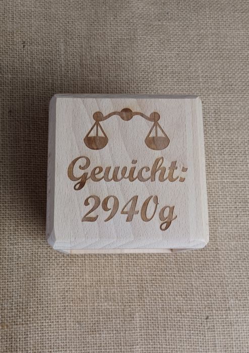 Hochwertiger Holzanhänger mit Gravur eines Gewichts, handgefertigt aus Echtholz.