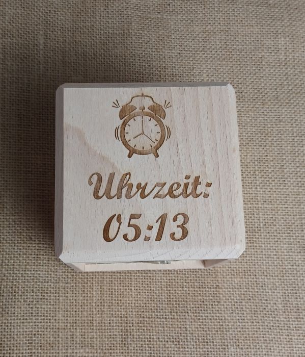 Hochwertiger Holzwecker mit individuellem Gravur-Design.