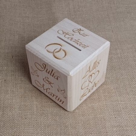 Hochwertige Holzbox für Hochzeit, personalisiert mit Namen Julia & Martin, elegant und individuell gestaltet.
