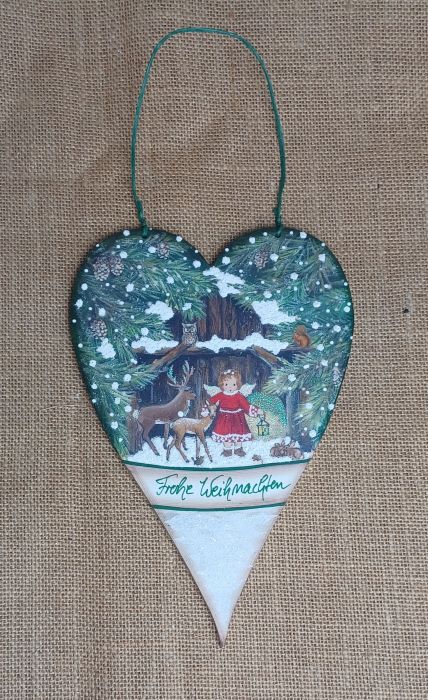 Dekoratives Holzherz mit winterlichem Weihnachtsbild, Tieren und Glückwunschtext „Frohe Weihnachten“.