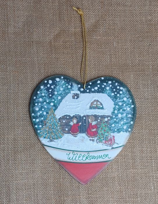 Dekoratives Holzherz mit winterlicher Weihnachtslandschaft, handgefertigt, typische Ischler Holzarbeit.