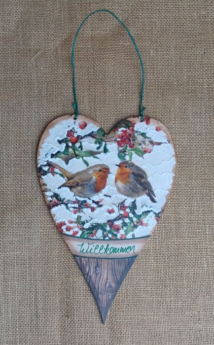 Dekoratives Holzherz mit Wintervögeln und Weihnachtsdekoration, handgefertigt für festliche Stimmung.