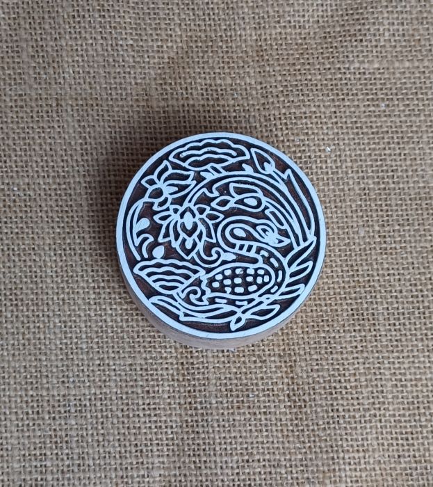 Handgefertigtes Holzsiegel mit Tiroler Motiven, kunstvoll geschnitzt.