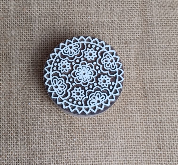 Holzstempel mit floralem Design für kreative Dekorationen und Bastelarbeiten.