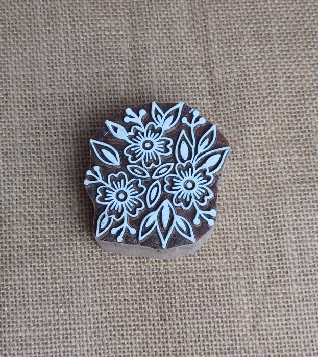 Hochwertiger Holzstempel mit floralem Design, ideal für Bastelarbeiten und Dekorationen.