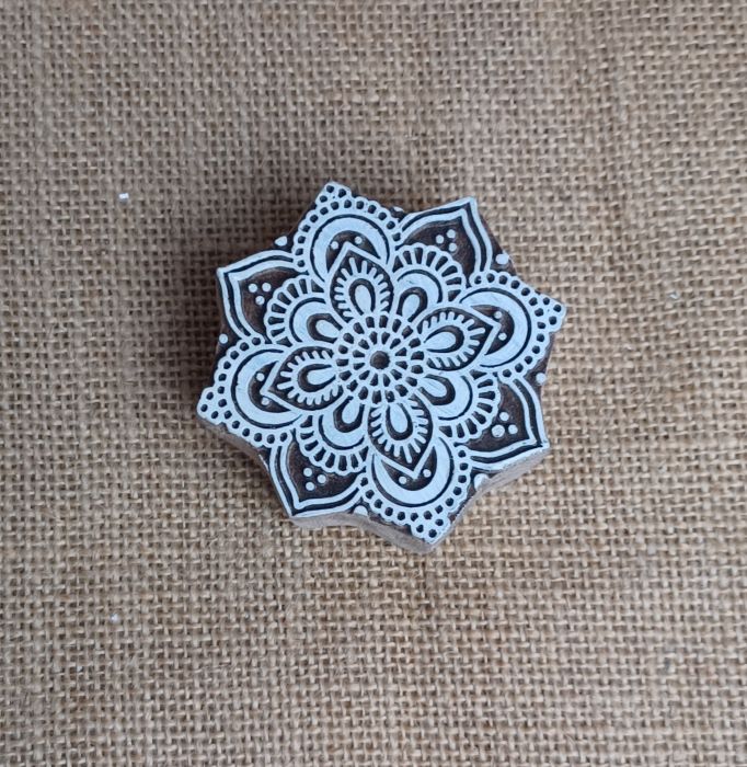 Detaillierter Holzanhänger mit filigraner Mandala-Verzierung, handgefertigt aus hochwertigem Holz.