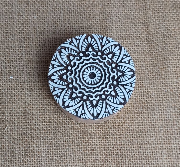 Handgefertigtes Holzornament mit filigranen Mustern, typisch für Ischler Holzhandwerk, hochwertiges Naturprodukt.