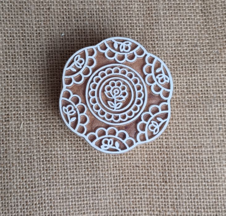 Holzstempel mit filigranem Blumendesign, handgefertigt aus Echtholz, ideal für kreative Bastelarbeiten.