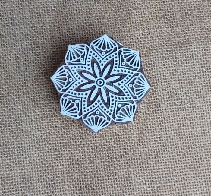 Detaillierte, geschnitzte Holzdekoration, handgefertigt mit traditioneller Technik.