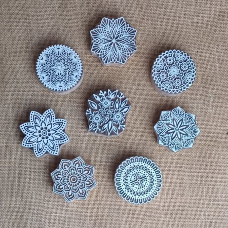 Holzstempel mit filigranen Mustern, ideal für kreative Bastelarbeiten und Dekorationen.