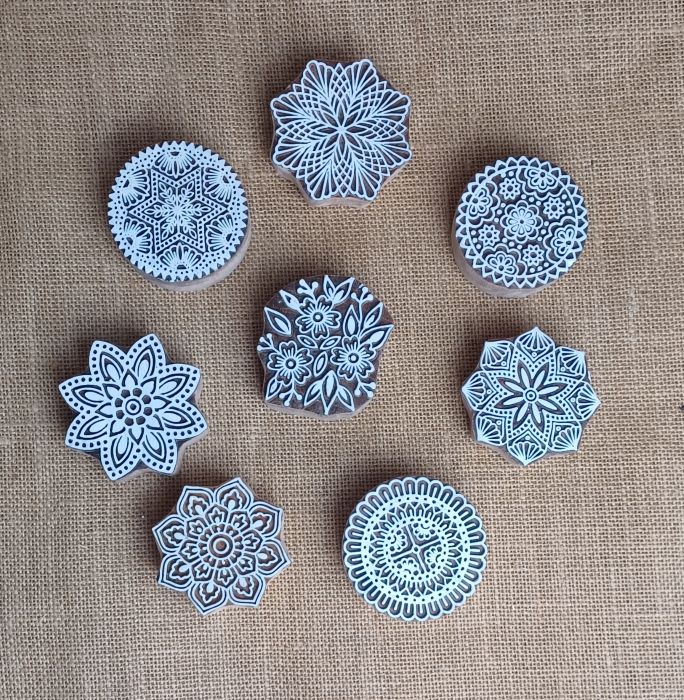 Holzstempel mit filigranen Mustern, ideal für kreative Bastelarbeiten und Dekorationen.