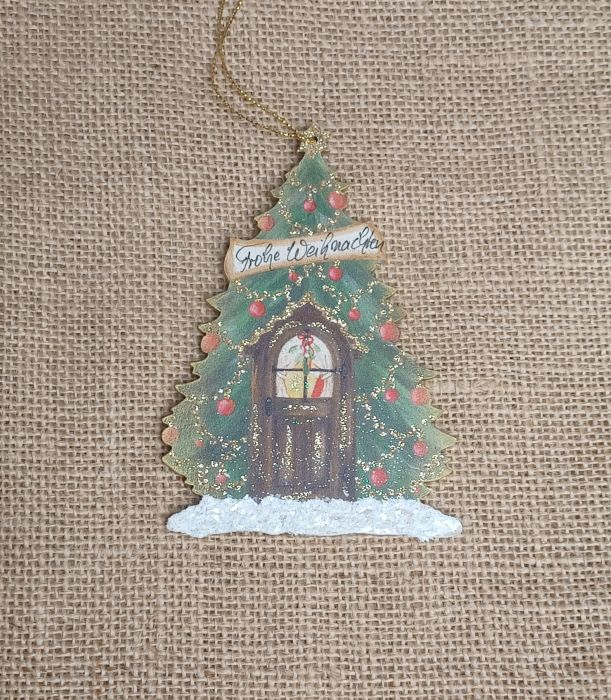 Detaillierte Holzornamentdeko mit Weihnachtsbaum, Handwerkskunst aus Ischler Holzhandwerk.