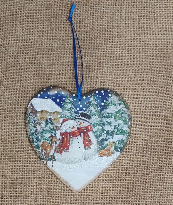 Dekorativer Weihnachtsanhänger mit Schneemann und Winterlandschaft, handgefertigt aus Holz.