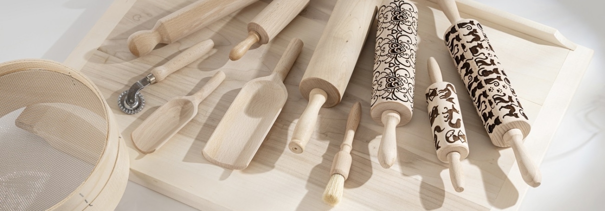 Hochwertige Holzwerkzeuge für Backen und Dekorieren, handgefertigt aus Holz mit traditionellem Design.