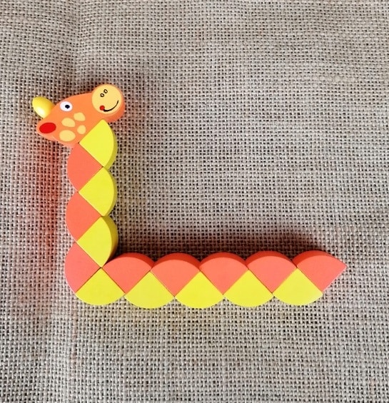 Bunte Pappkarton-Schlange als Dekoration für Kinderzimmer, handgefertigt, kindersicher.