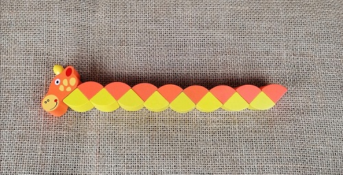 Detailreiche Holzfigur einer bunten Schlangenfigur für Dekoration und Spiel.