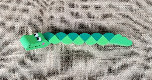 Bunte Holzschlange mit Augen, handgefertigt, Kindgerecht, langlebig.