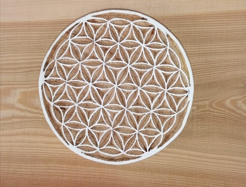 Hähnchen und Blumen Holzdekor im Kreis, handgefertigt aus Naturholz für Einrichtung.