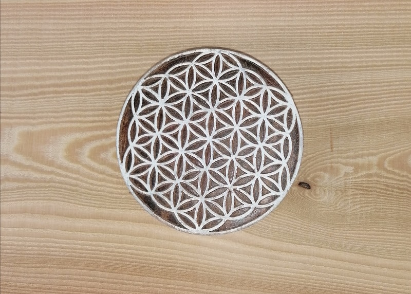 Hochwertiges Holzdekor mit filigranen geometrischen Mustern, handgefertigt im Ischler Holzhandwerk.