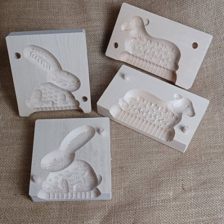 Holzdekoration mit Osterhasen-Design, handgefertigt, nachhaltige Holzkunst.