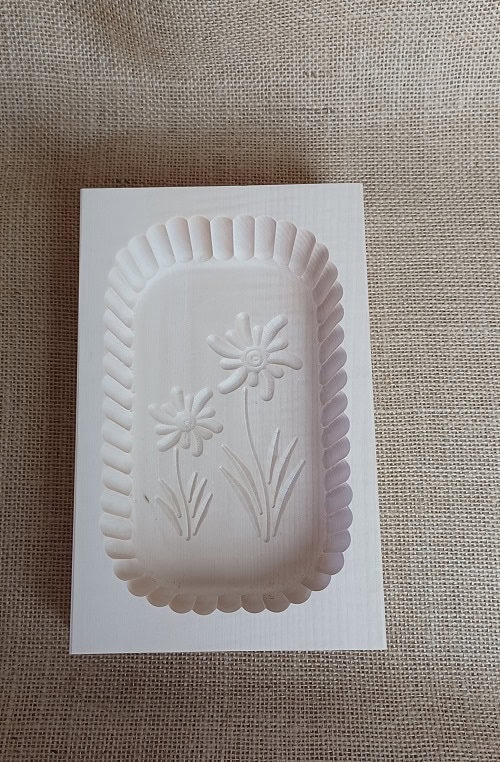 Handgefertigte Holzblumendose mit Blumenmotiv.