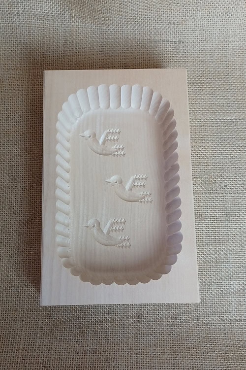 Dekoratives Holzschild mit Vogelmuster, handgefertigt, langlebig.