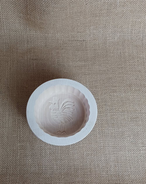 Hochwertige Holzschale mit Hahnmotiv, handgefertigt, naturbelassen, rustikaler Holzstil.