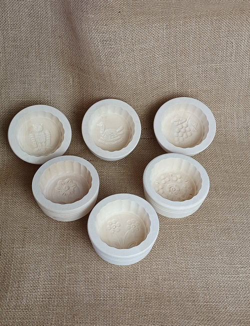 Detailreiche Keramikbackformen für Holzkunstprodukte.