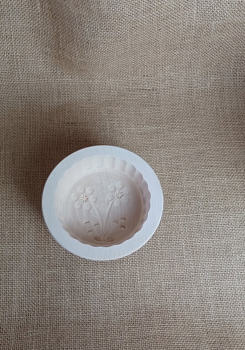 Hochwertige Holzschüssel mit handgefertigtem Blumenmuster, ideales Dekor und praktischer Gebrauch.