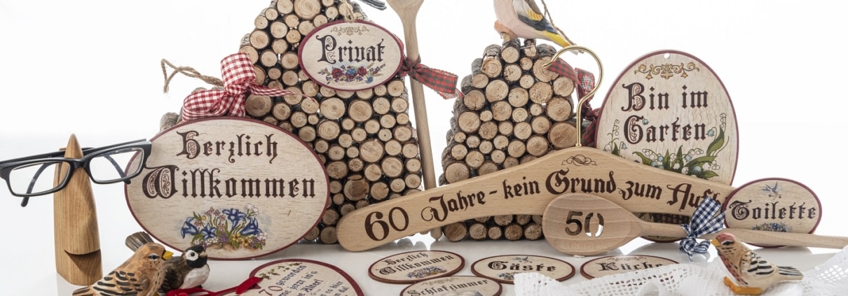 Dekorative Holzartikel mit traditioneller Handwerkskunst aus Österreich.