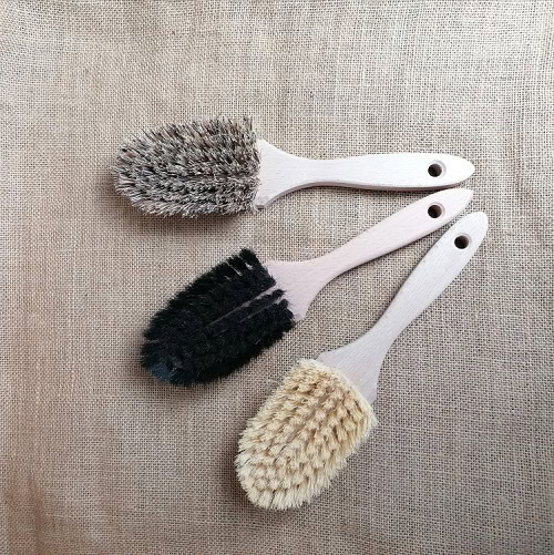 Hochwertige Reinigungsbürsten aus Holz für Haus und Küche, handgefertigt, langlebig und umweltfreundlich.