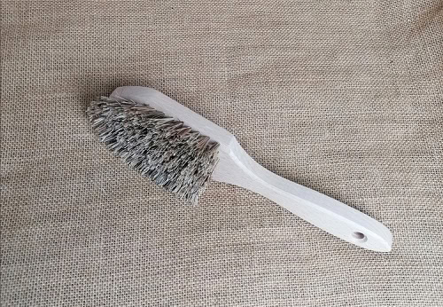 Hochwertige Holzreinigung Bürste aus Ischler Holzhandwerk, ideal für Holzpflege und Reinigung.